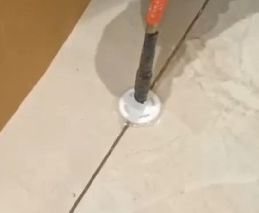 永平瓷砖空鼓维修公司专业解答瓷砖在铺贴过程中，如果没有涂抹均匀到位的粘结材料（如水泥砂浆或瓷砖胶），可能会导致以下问题
