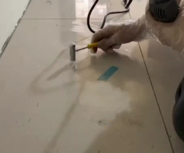永平瓷砖开裂维修公司专业分享瓷砖在铺贴前如果没有沥干水分，将会导致以下问题
